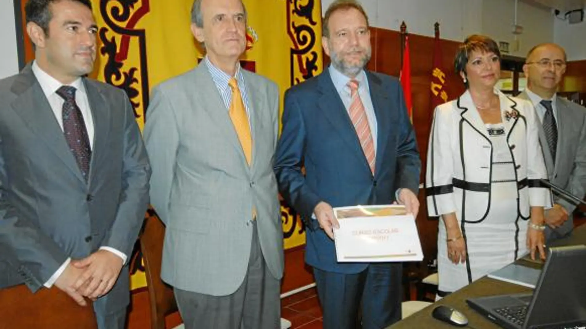 El consejero de Educación, Formación y Empleo, Constantino Sotoca, (tercero derecha) ayer en el IES La Flota