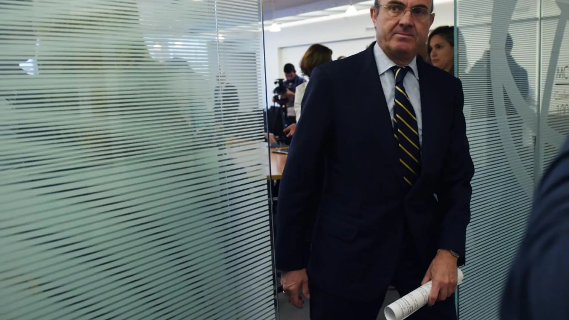Luis de Guindos, tras una rueda de prensa con hoy, sábado 18 de abril de 2015 en Washington (Estados Unidos).