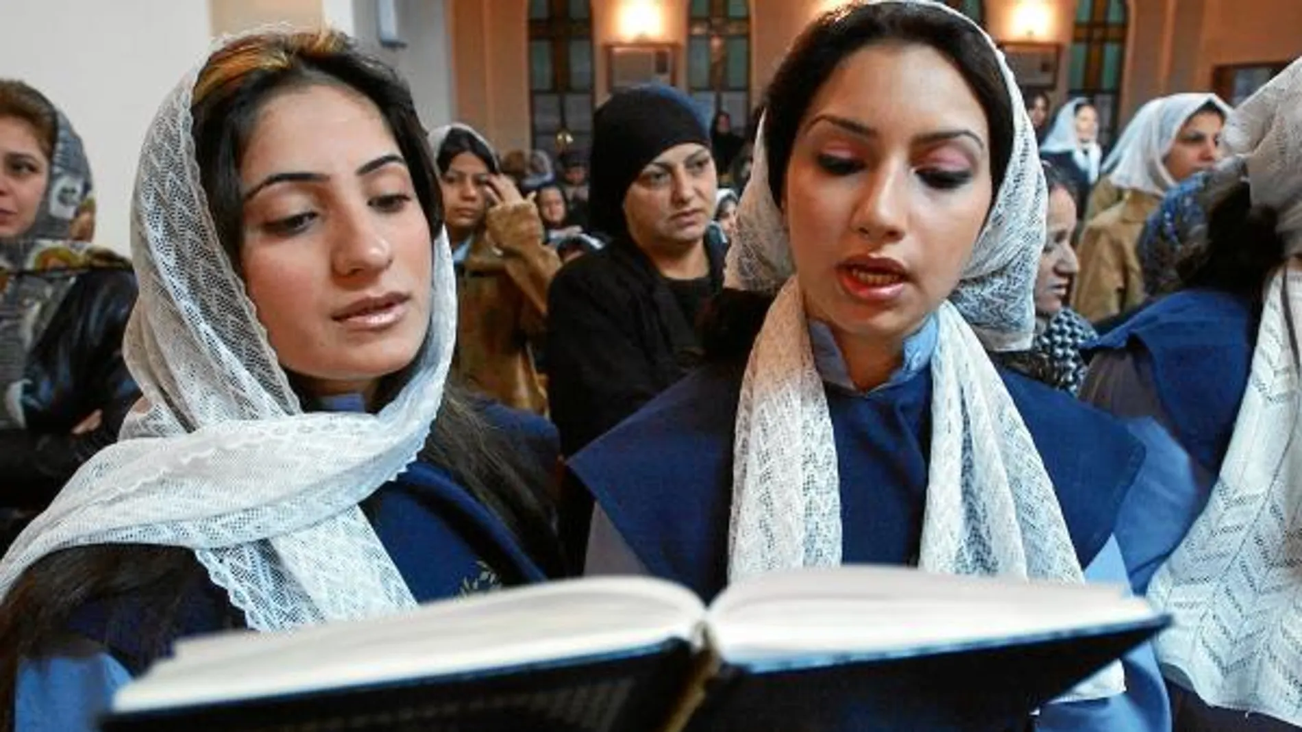 Católicas caldeas en una misa en Bagdad, Irak; el islam tolera las minorías, pero no que haya conversiones