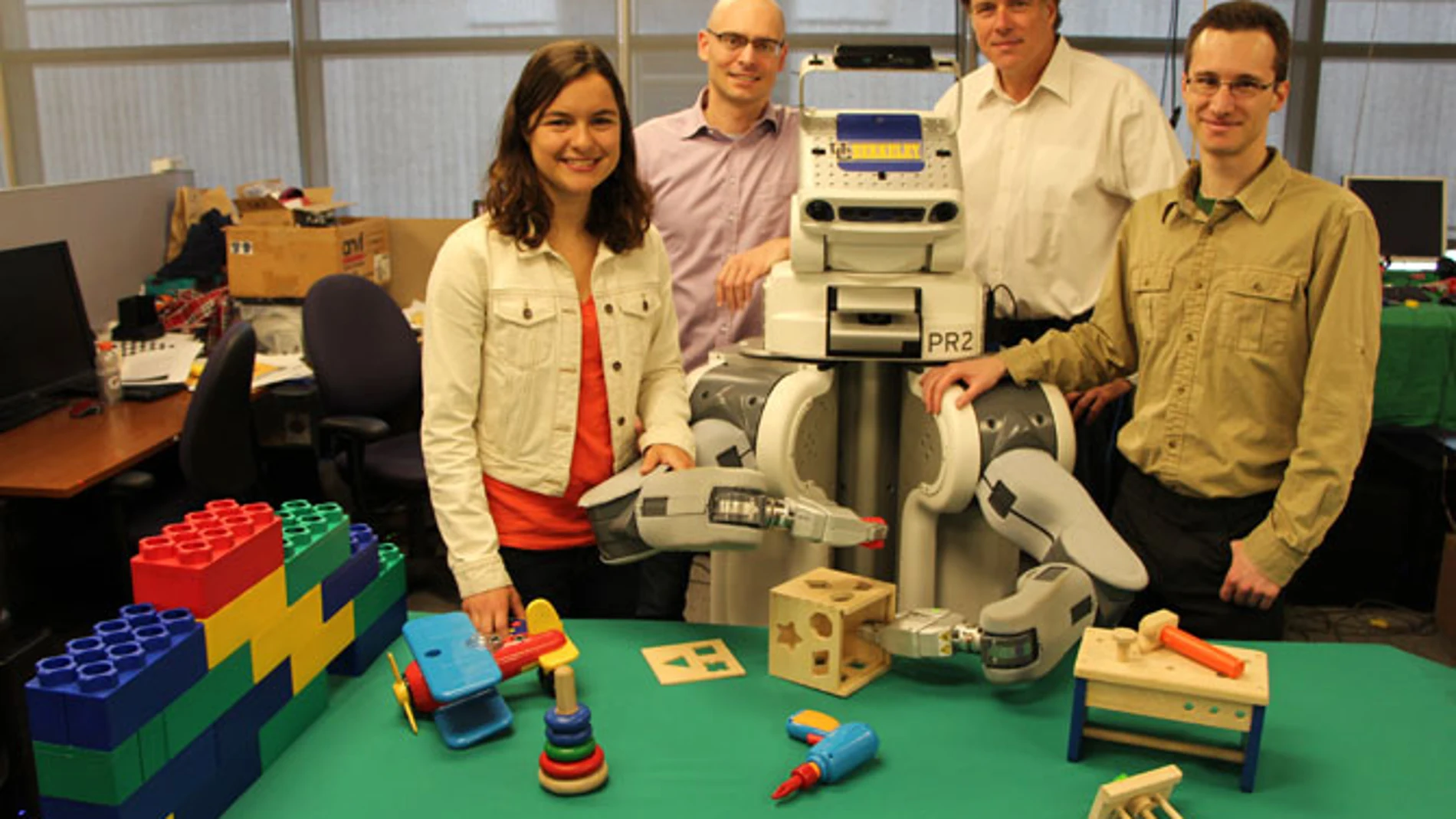 El equipo de investigación de la Universidad de California en Berkeley posa junto al robot BRETT