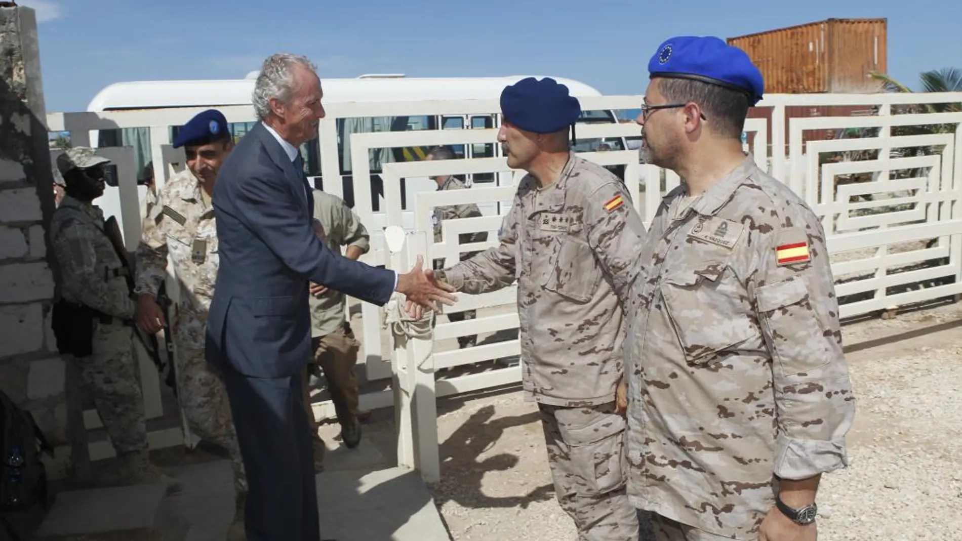 El ministro de Defensa, Pedro Morenés, visita a los militares españoles en Somalia