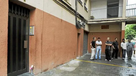 Vecinos de la localidad se congregaron en el portal donde la víctima fue degollada por su pareja