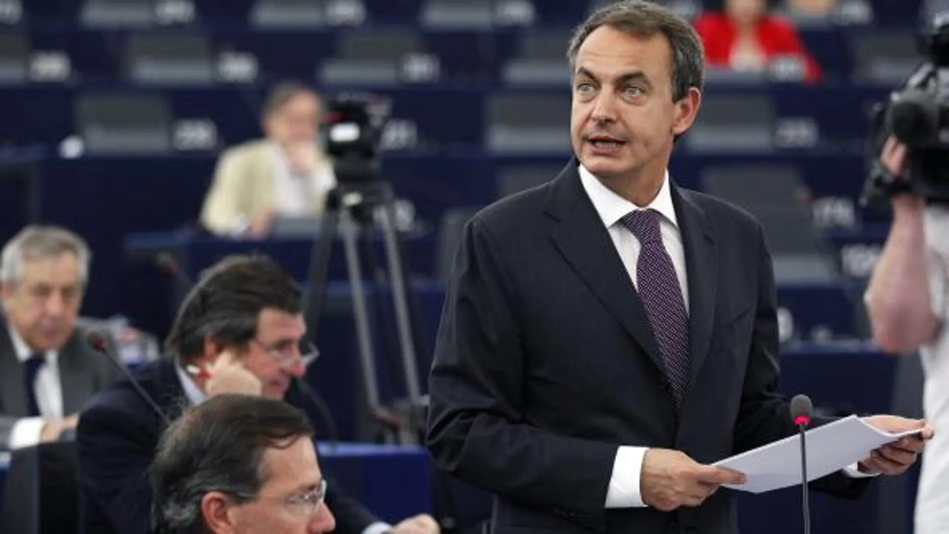 Los eurodiputados españoles sacan los colores a Zapatero en Estrasburgo