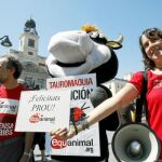 Los manifestantes del Partido Antitaurino Contra el Maltrato Animal tildaron la postura del Parlamento catalán como «avance histórico»