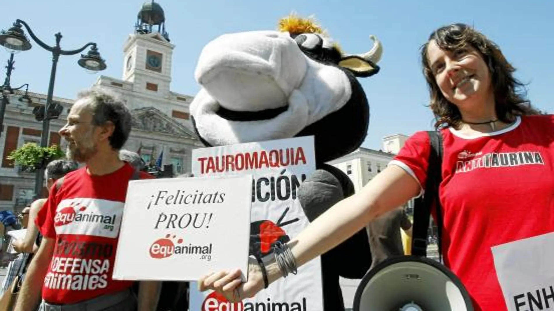Los manifestantes del Partido Antitaurino Contra el Maltrato Animal tildaron la postura del Parlamento catalán como «avance histórico»