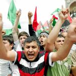 Un grupo de manifestantes musulmanes grita consignas durante una protesta contra Israel en Estambul