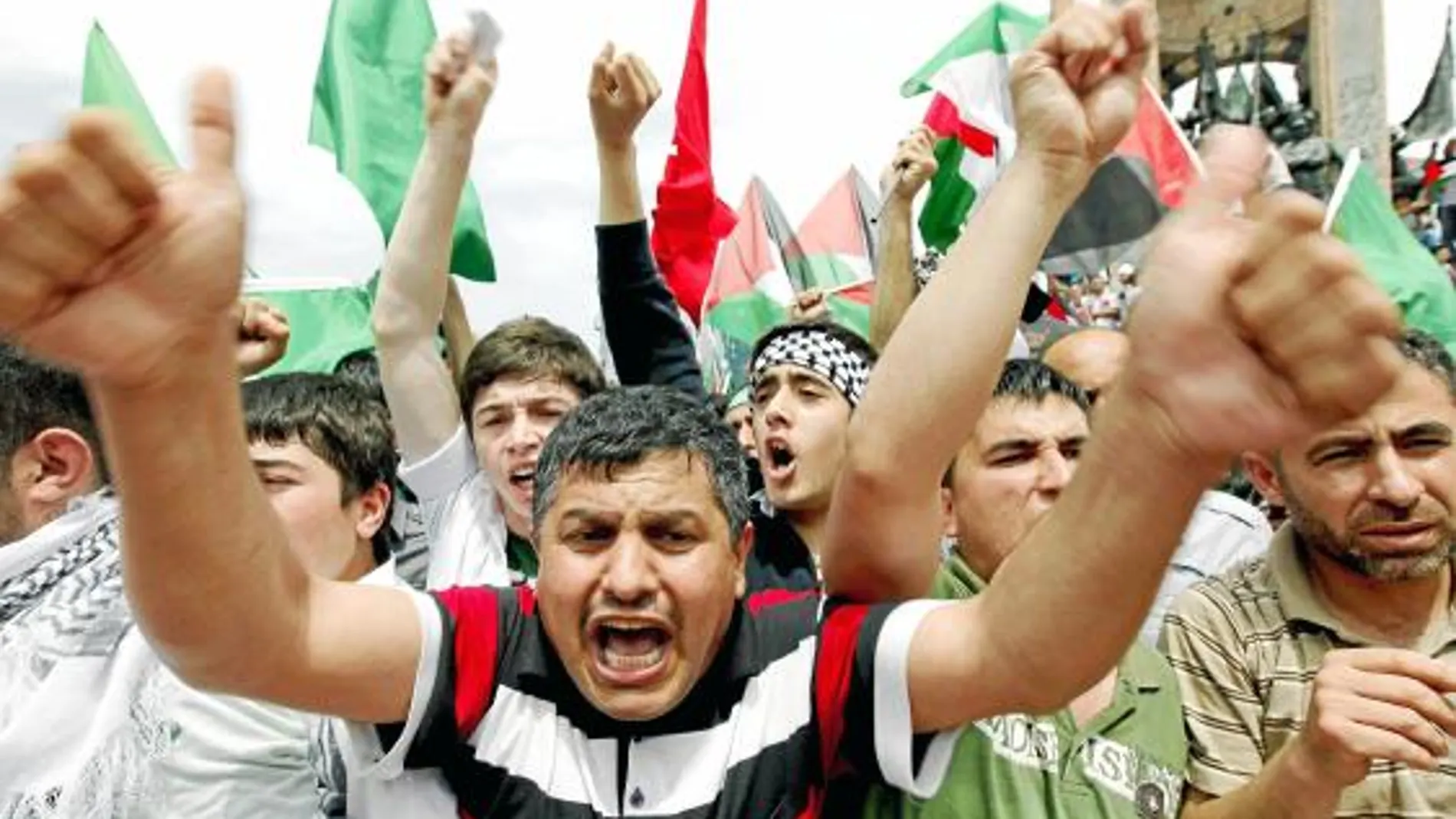 Un grupo de manifestantes musulmanes grita consignas durante una protesta contra Israel en Estambul