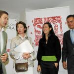 Los conferenciantes María Parrilla y Ángel Hernández junto a Pilar González y el director gerente de Schola, Luis Ortiz de Lanzagorta