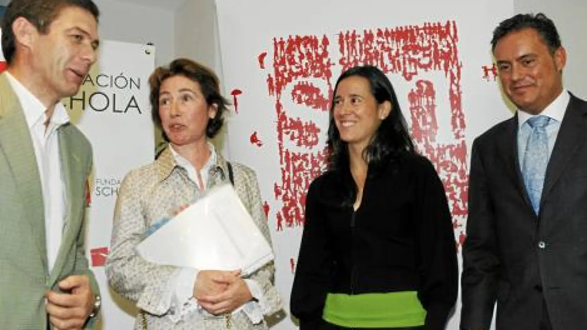 Los conferenciantes María Parrilla y Ángel Hernández junto a Pilar González y el director gerente de Schola, Luis Ortiz de Lanzagorta