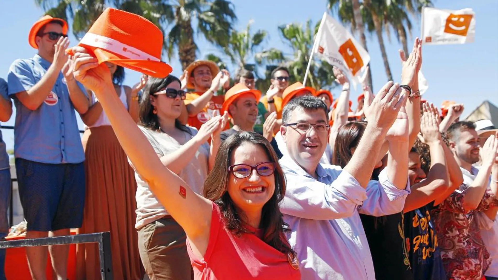 La líder de Compromís, Mónica Oltra, y el portavoz del partido, Enric Morera, en un acto de campaña
