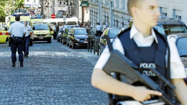 La Policía busca al asesino, que salió a pie del juzgado en el que mató a la jueza y a su ayudante, ayer en Bruselas