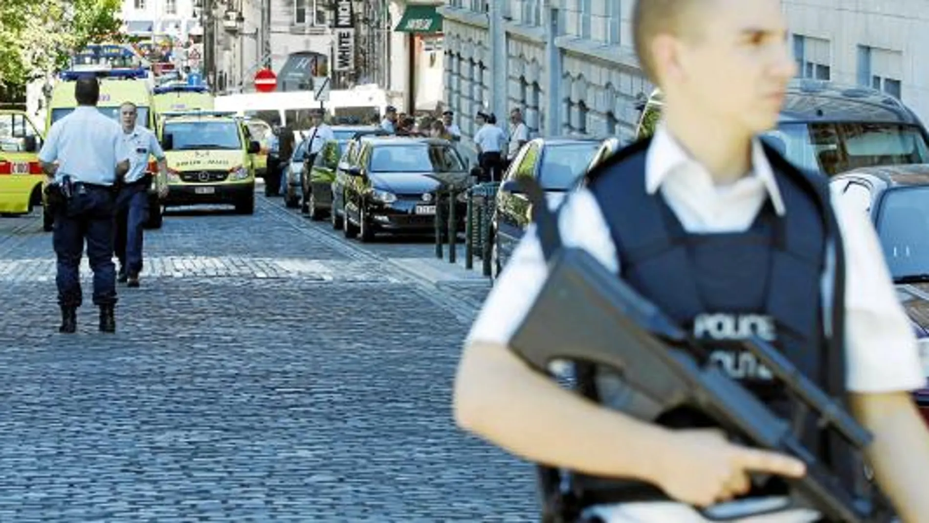 La Policía busca al asesino, que salió a pie del juzgado en el que mató a la jueza y a su ayudante, ayer en Bruselas