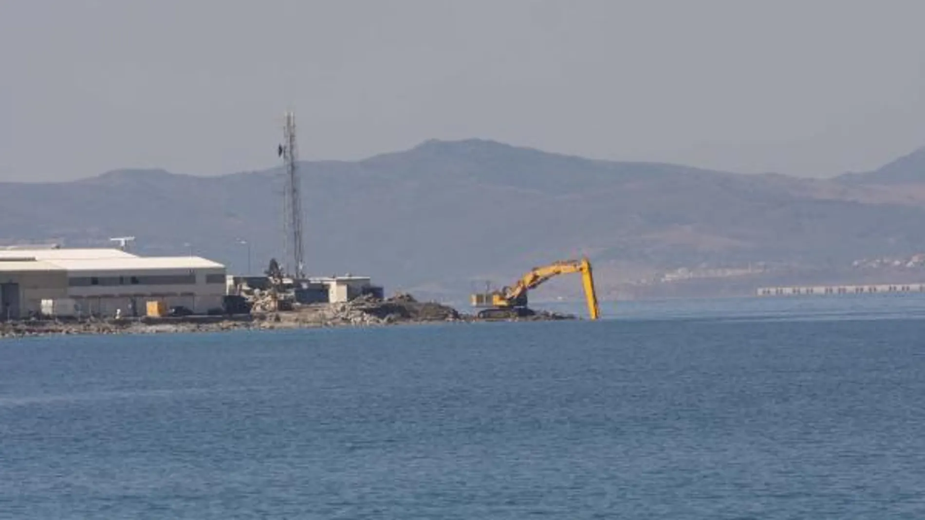 Gibraltar sigue comiendo terreno con excavadoras a la Bahía de Algeciras