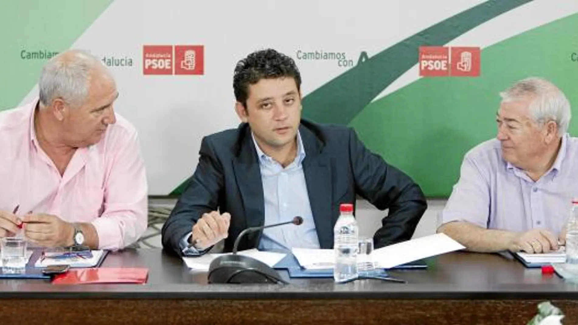 El vicesecretario general del PSOE-A, Rafael Velasco (c), con Francisco Carbonero (i) y Dionisio Valverde