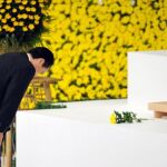 El primer ministro japonés, Naoto Kan, hace una reverencia ante un altar durante un acto conmemorativo en la sala Nippon Budokan de Tokio (Japón) hoy, domingo 15 de agosto de 2010 en recuerdo del 65 aniversario de la rendición de Japón