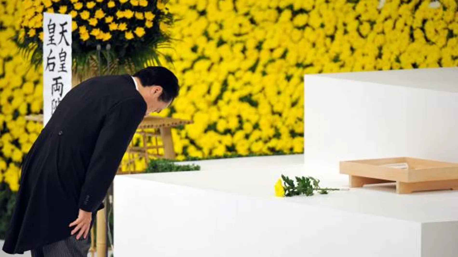 El primer ministro japonés, Naoto Kan, hace una reverencia ante un altar durante un acto conmemorativo en la sala Nippon Budokan de Tokio (Japón) hoy, domingo 15 de agosto de 2010 en recuerdo del 65 aniversario de la rendición de Japón