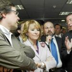 Esperanza Aguirre, con los representantes «tories» en Madrid, Leandro Busto y Paul Gordon