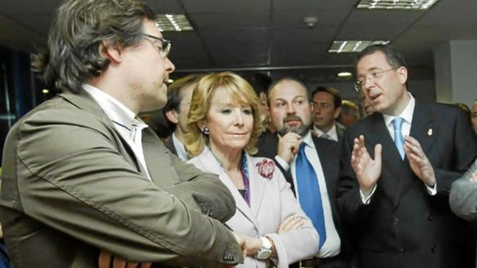 Esperanza Aguirre, con los representantes «tories» en Madrid, Leandro Busto y Paul Gordon