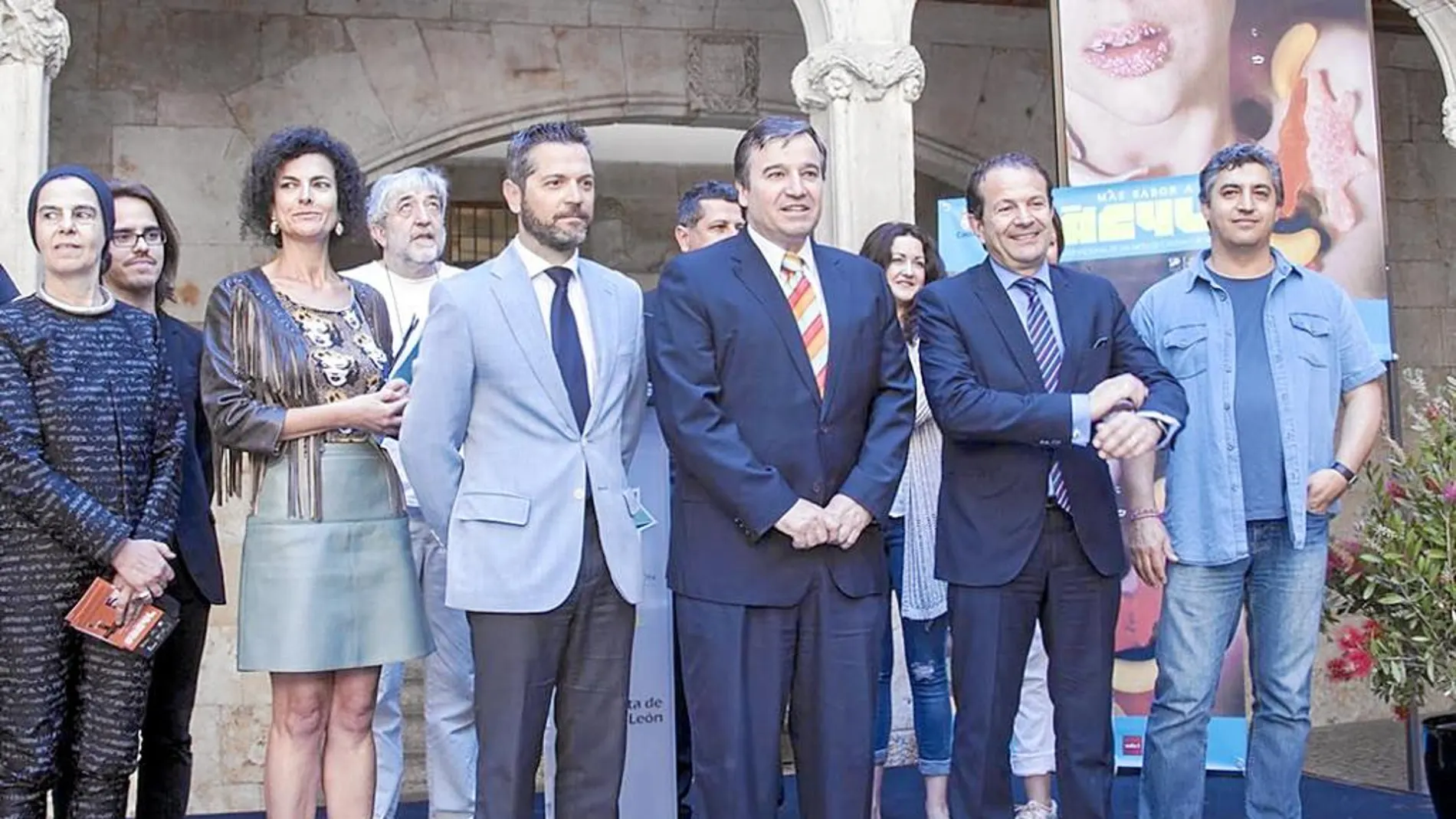 El director de Políticas Culturales, José Ramón Alonso, presenta el certamen junto con representantes políticos y de las compañías artísticas