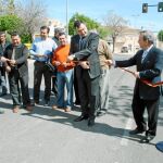 El consejero de Obras Públicas (segundo der) y el alcalde de Caravaca (izq), en la inauguración del vial