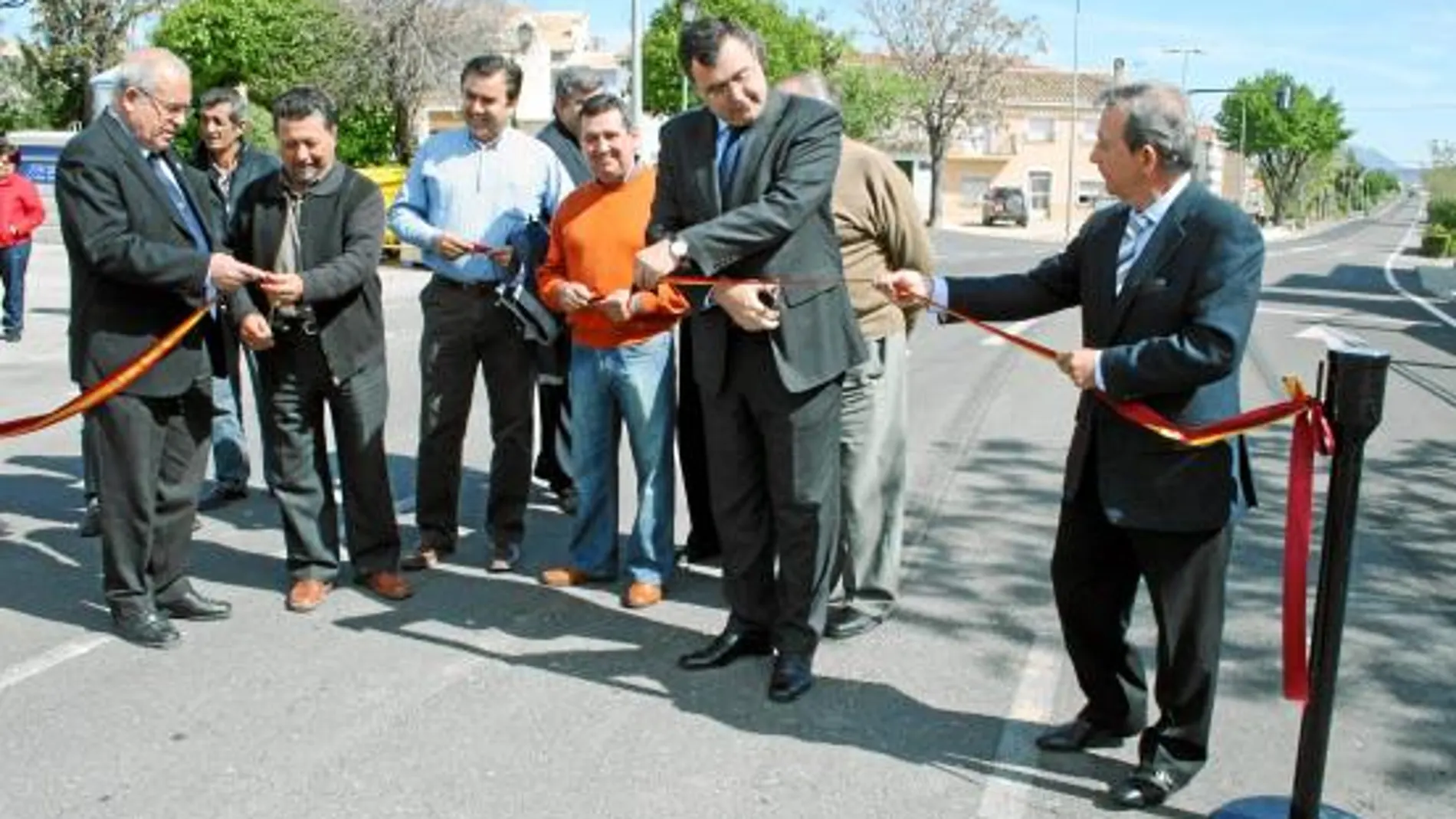 El consejero de Obras Públicas (segundo der) y el alcalde de Caravaca (izq), en la inauguración del vial