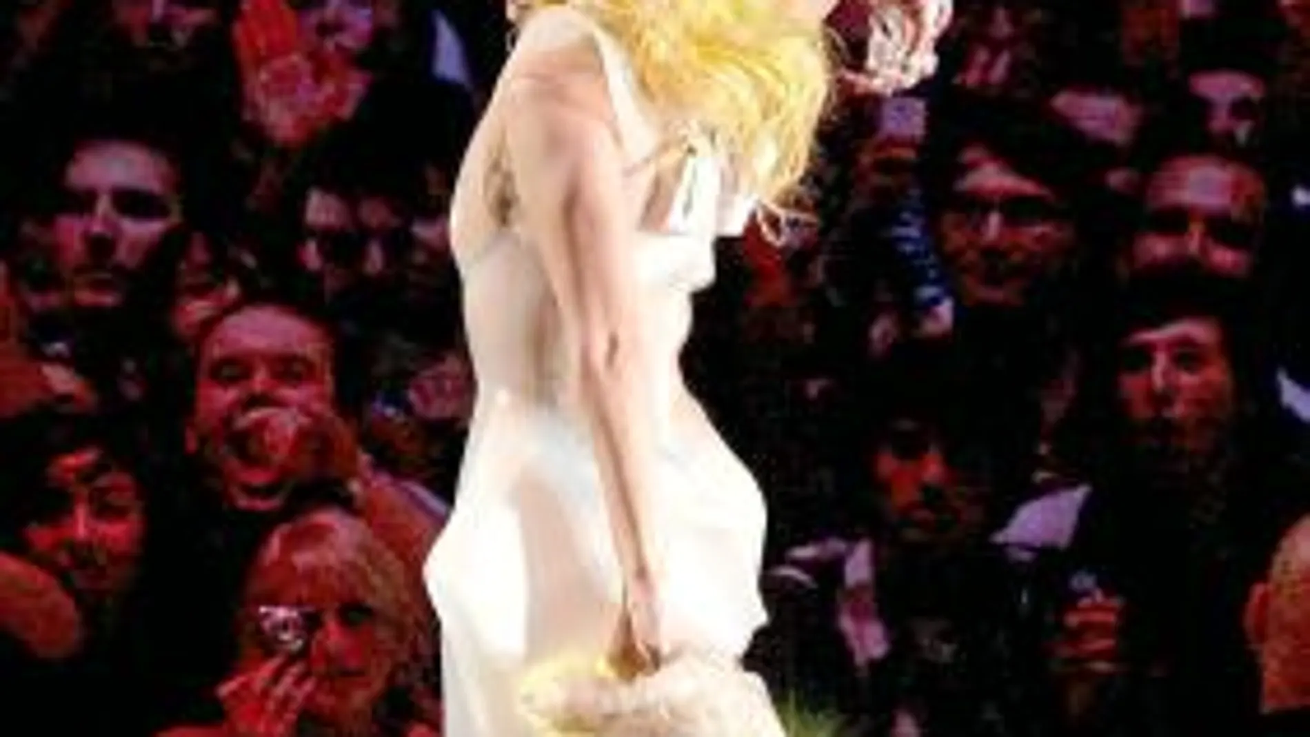 Gaga no dejó de hablar entre canción y canción