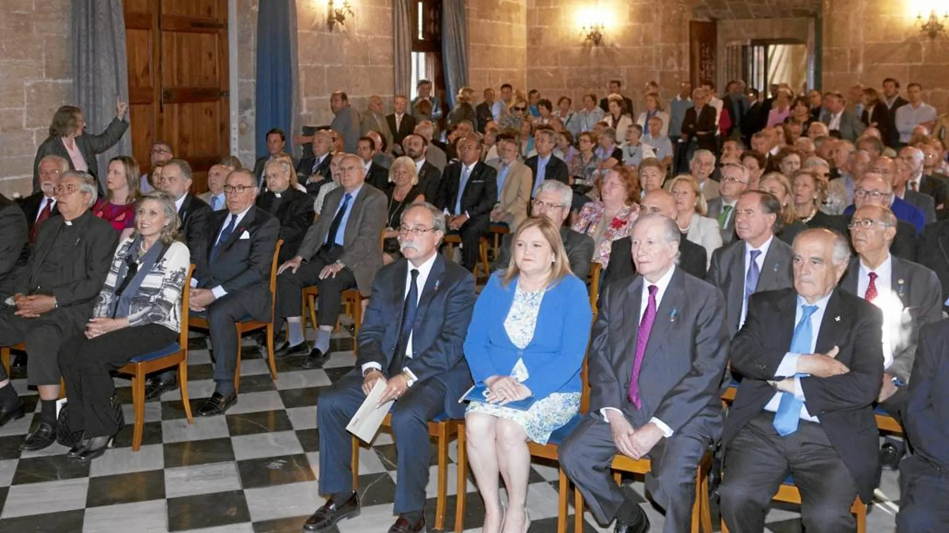 El público asistente al acto de presentación del libro «El Centenar de la Ploma en els Documents», del profesor Ballester-Olmos, en la Lonja de la Seda de Valencia