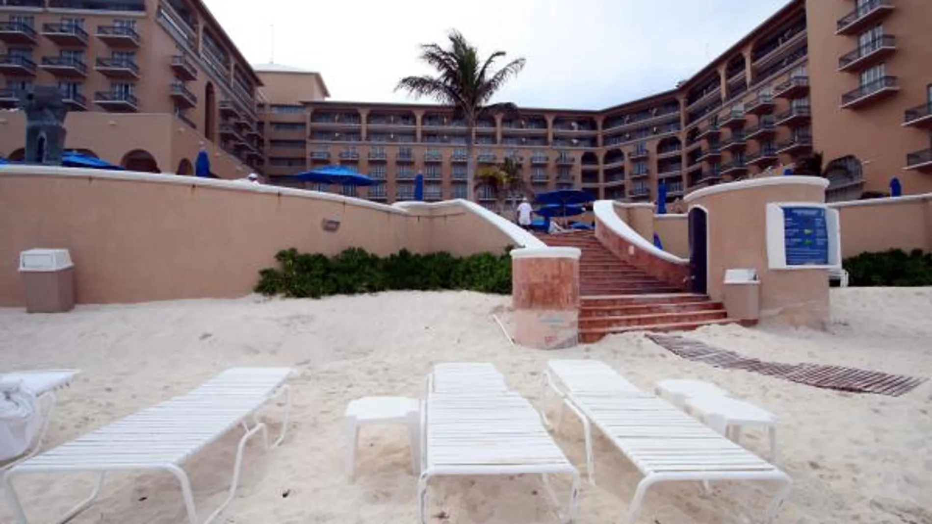 Aspecto de un hotel casi abandonado hoy, 30 de abril de 2009, en Cancún (México)