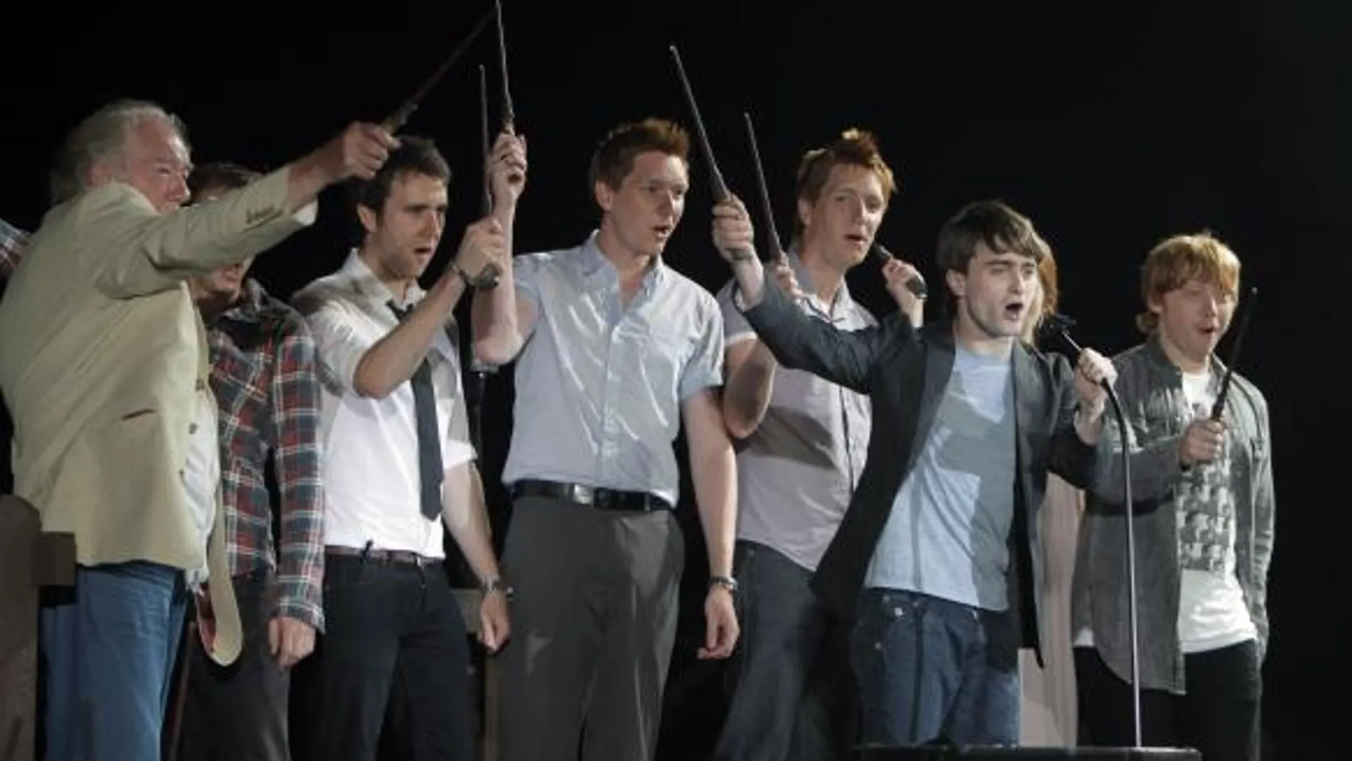 Daniel Radcliffe junto al resto de los actores de las películas "Harry Potter"