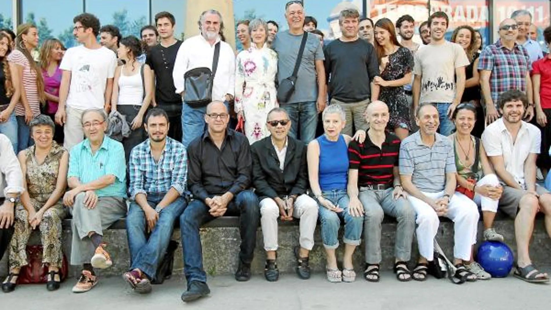 Àlex Rigola y Lluís Pasqual en el centro con los protagonistas de la nueva temporada del Teatre Lliure