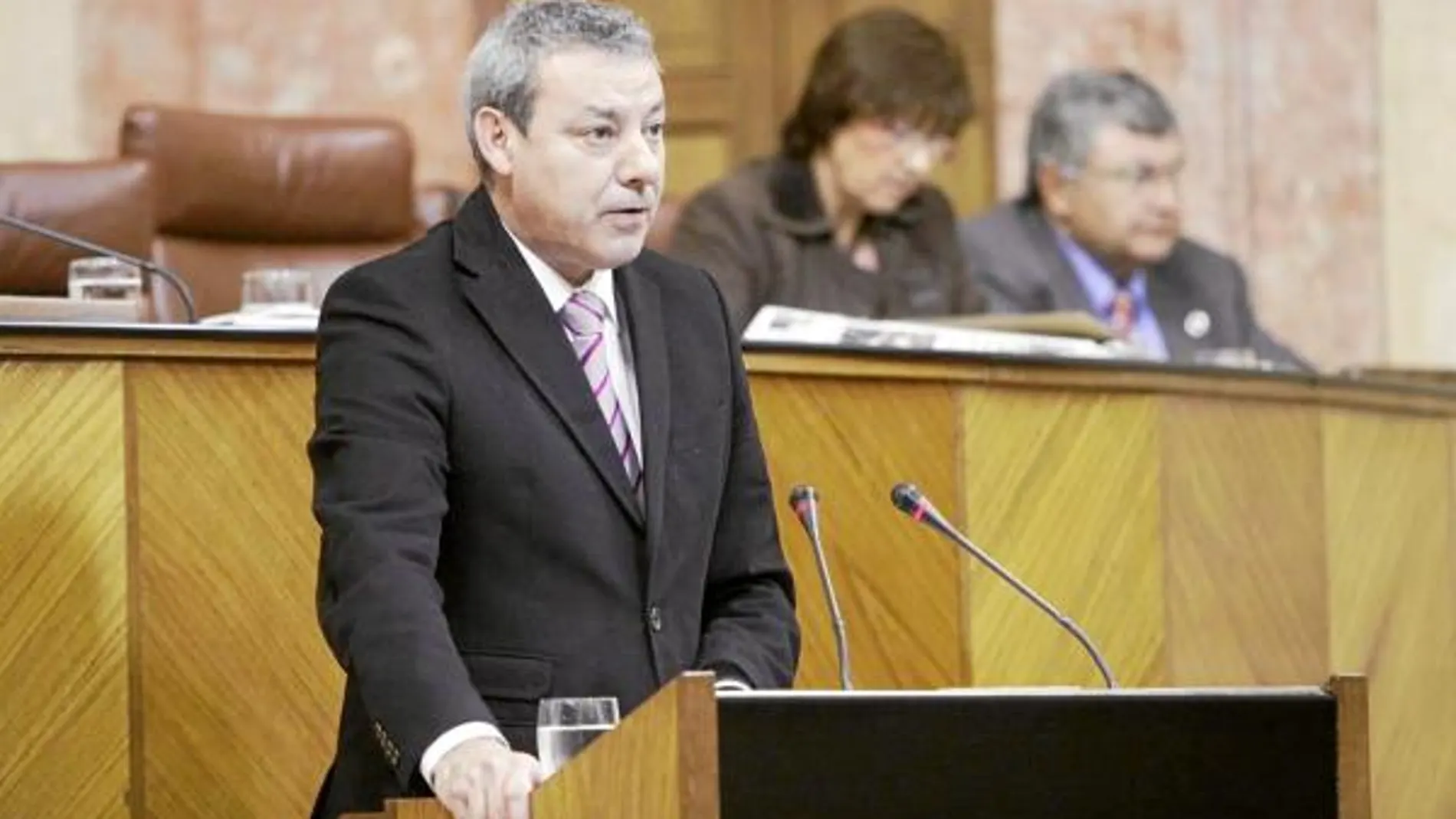 El consejero de Educación, Francisco Álvarez de la Chica, ayer, en el Pleno del Parlamento