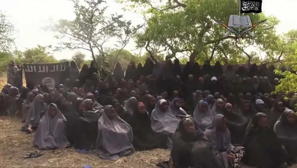 Imagen difundida por Boko Haram de las niñas secuestradas