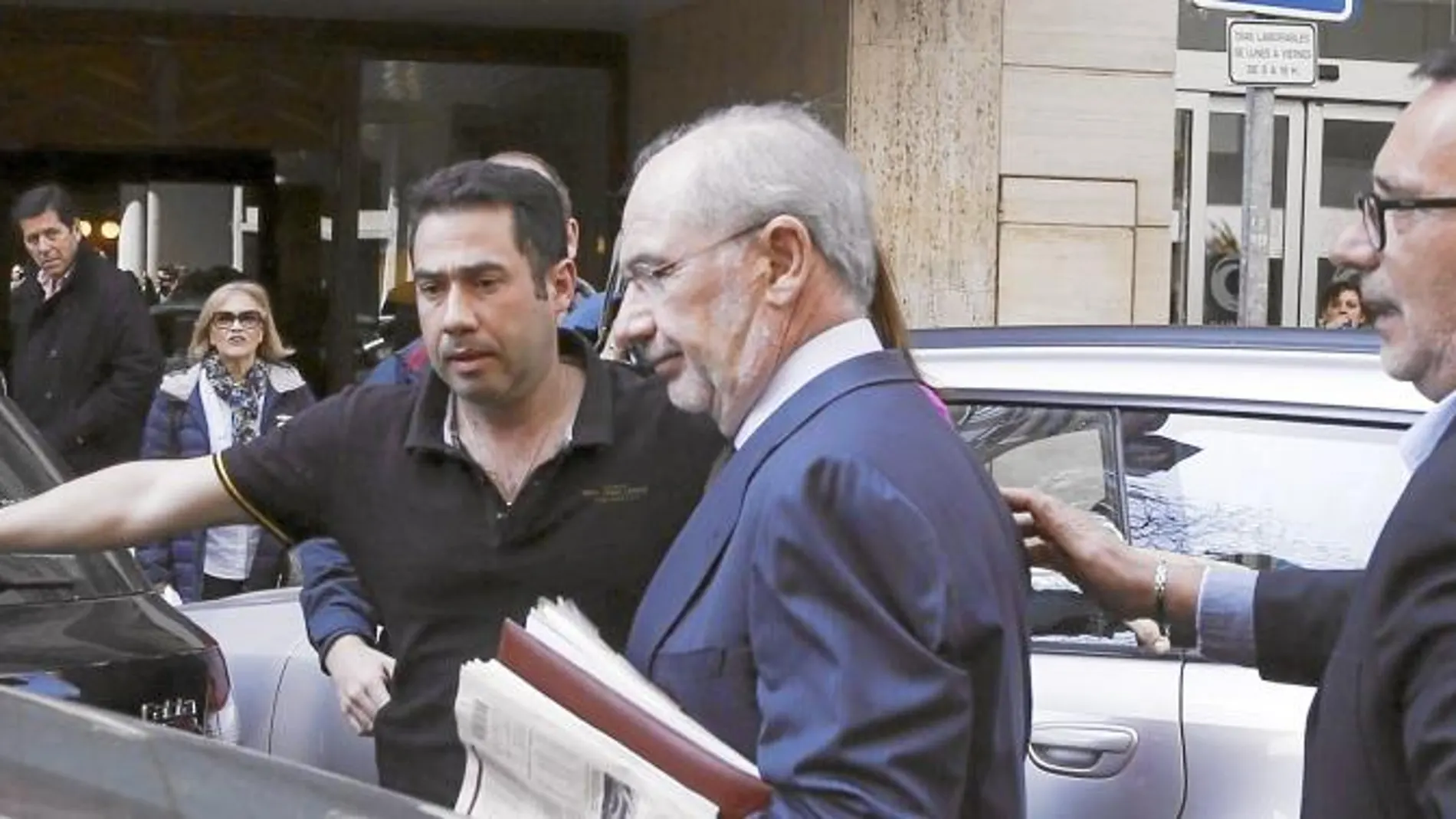Rodrigo Rato, rodeado de periodistas ayer a las puertas de su domicilio en Madrid