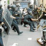 Momento en que los Mossos d¿Esquadra disuelven la marcha de los radicales en la plaza de la Vila del barrio barcelonés de Gràcia