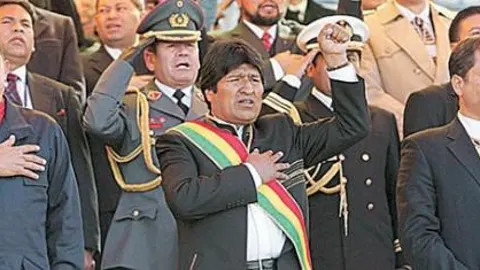 Chávez cierra 250 cadenas de radio
