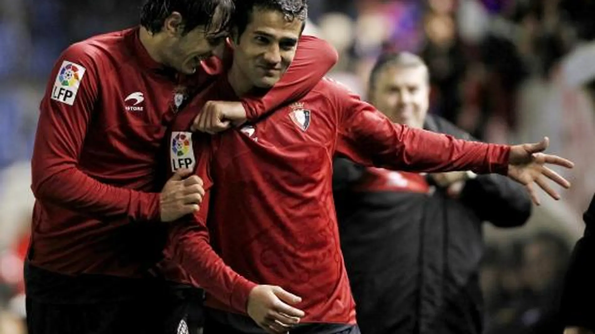 El centrocampista iraní del Osasuna Masoud Shojaei (d) celebra con su compañero, el delantero serbio Dejan Lekic el gol marcado ante el Sporting