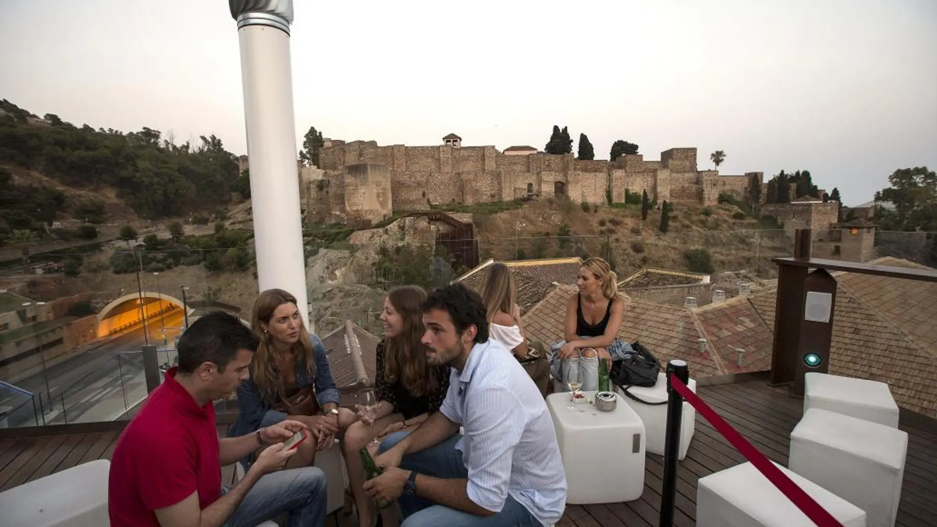 Un grupo de personas se reúnen en una terraza de Málaga
