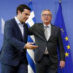 El primer ministro griego, Alexis Tsipras (L) es recibido por el presidente de la Comisión Europea, Jean-Claude Juncker