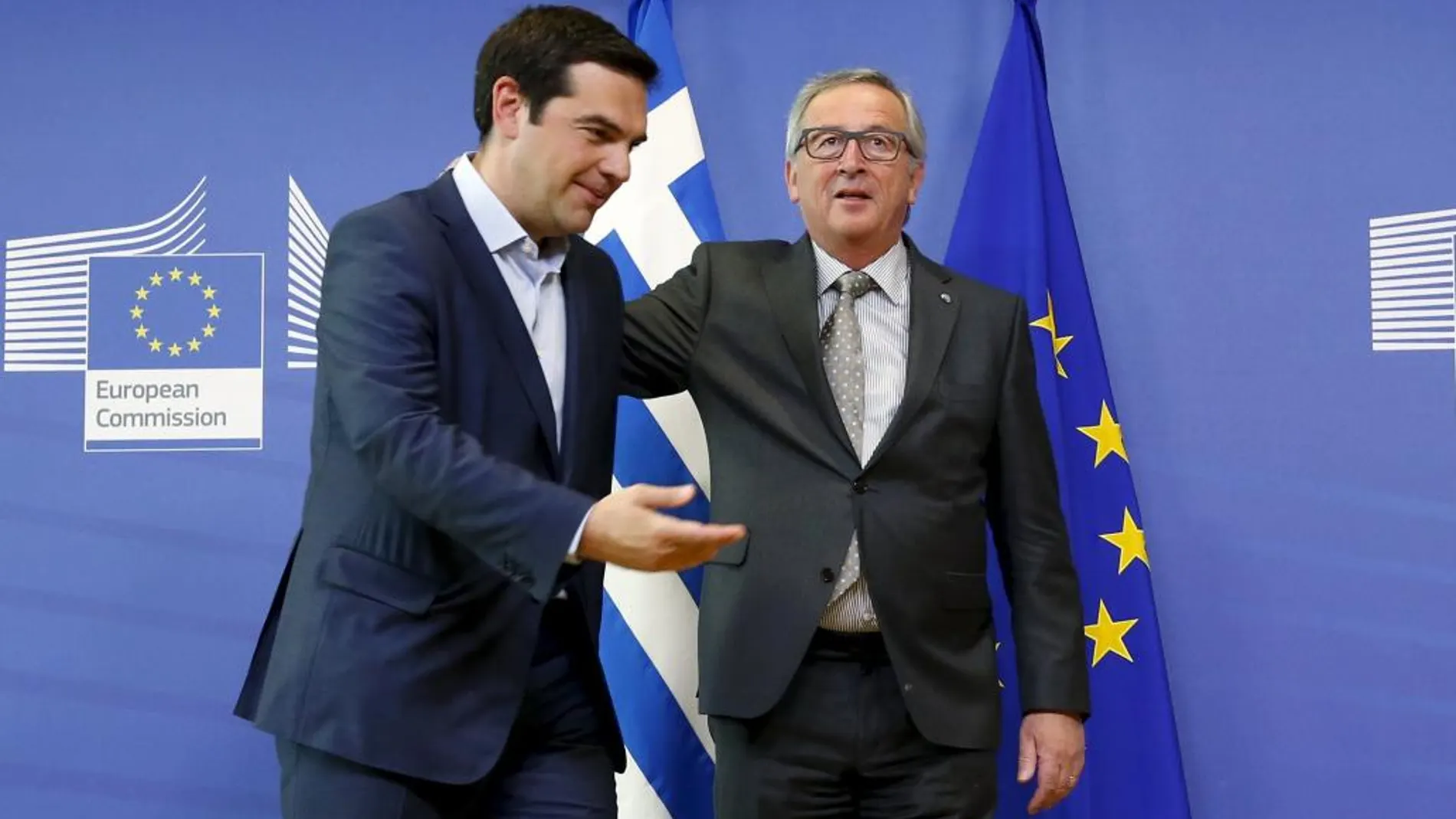 El primer ministro griego, Alexis Tsipras (L) es recibido por el presidente de la Comisión Europea, Jean-Claude Juncker