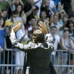 El capitán del Real Madrid Raúl González saluda a los aficionados durante el acto de despedida