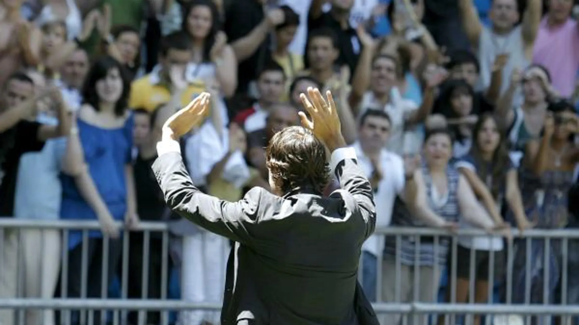 El capitán del Real Madrid Raúl González saluda a los aficionados durante el acto de despedida