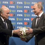 El presidente ruso Vladimir Putin, junto al máximo dirigente de la FIFA, Sepp Blatter