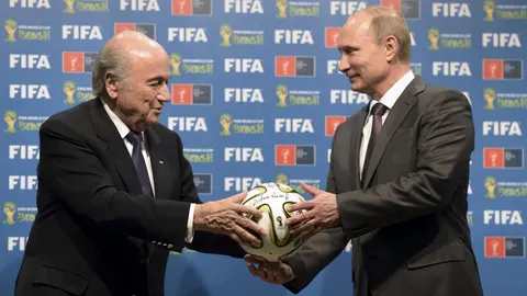 El presidente ruso Vladimir Putin, junto al máximo dirigente de la FIFA, Sepp Blatter