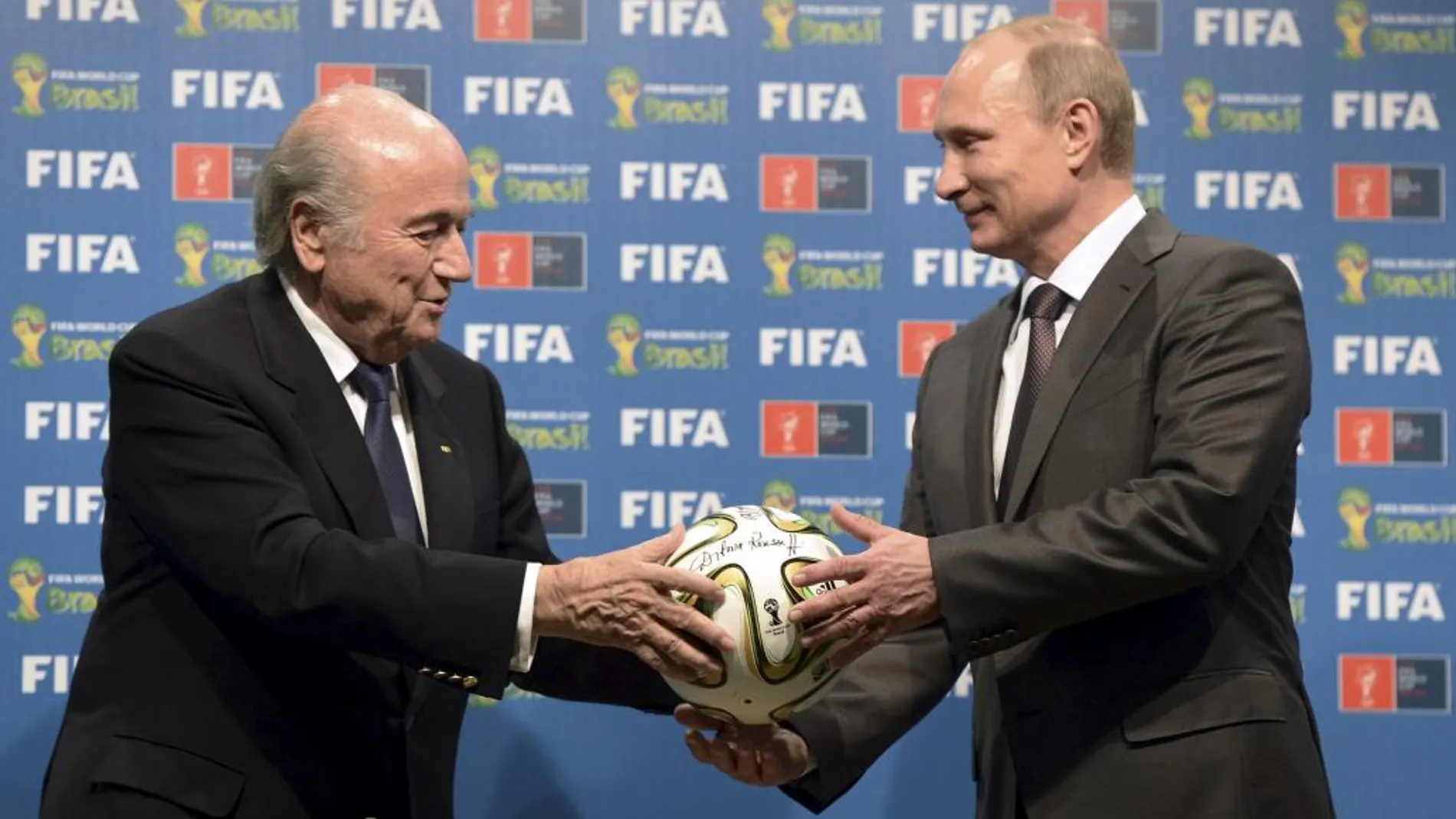 El presidente ruso Vladimir Putin, junto al máximo dirigente de la FIFA, Sepp Blatter