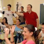 Un grupo de alumnos del Instituto de Educación Secundaria "Clara Campoamor"de Peligros (Granada) ha cambiado por unos días los libros por las cámaras para rodar un cortometraje