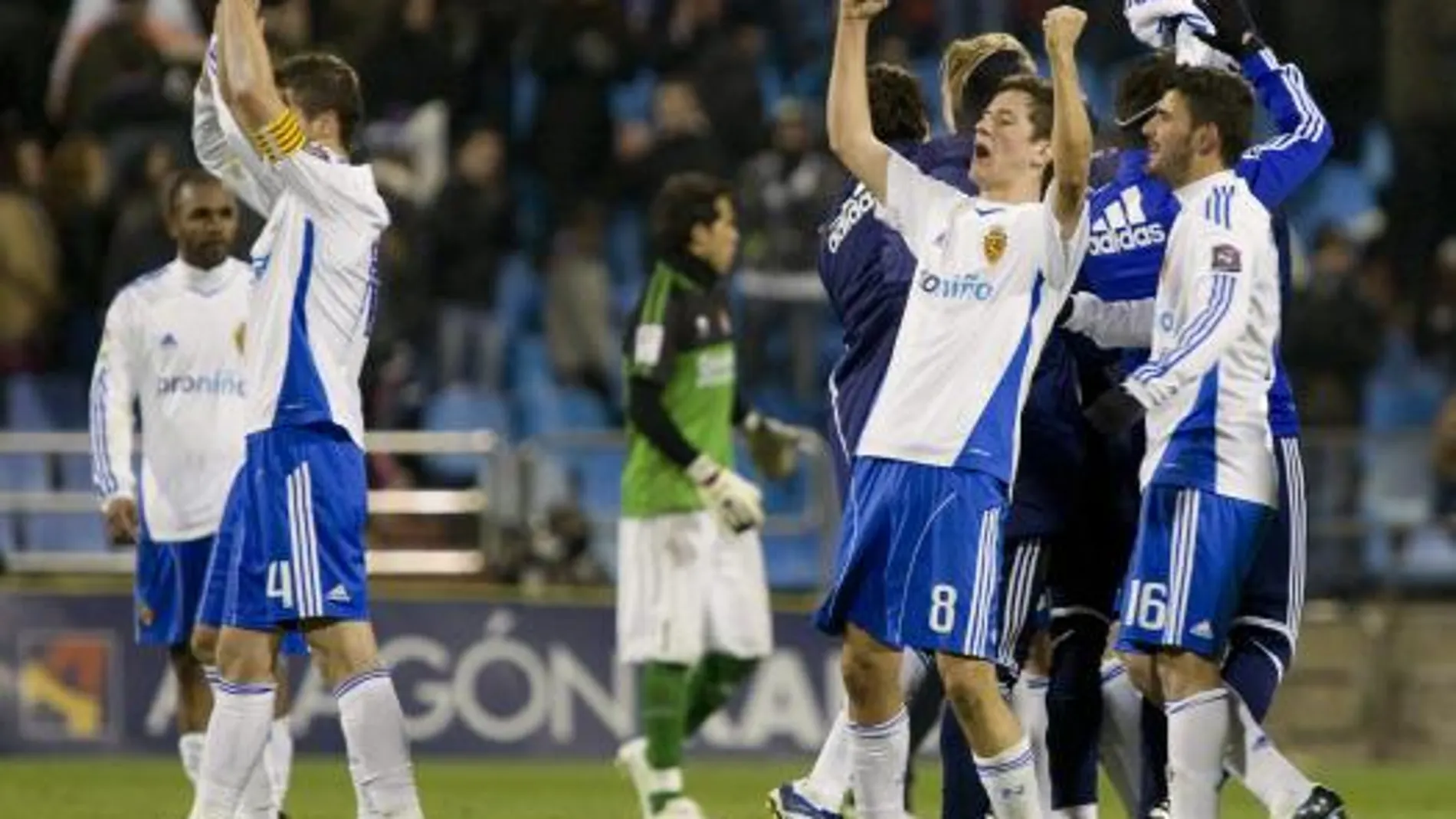 Los jugadores del Zaragoza celebraron la victoria como una final