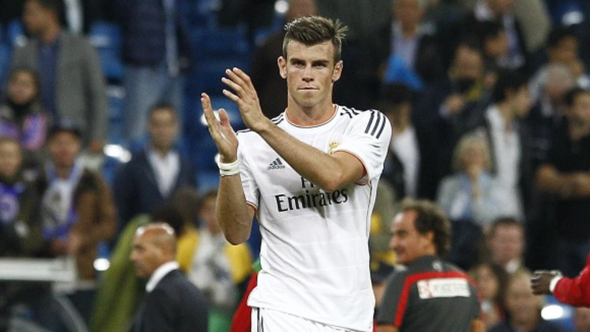Gareth Bale aplaude a la afición madridista tras un partido