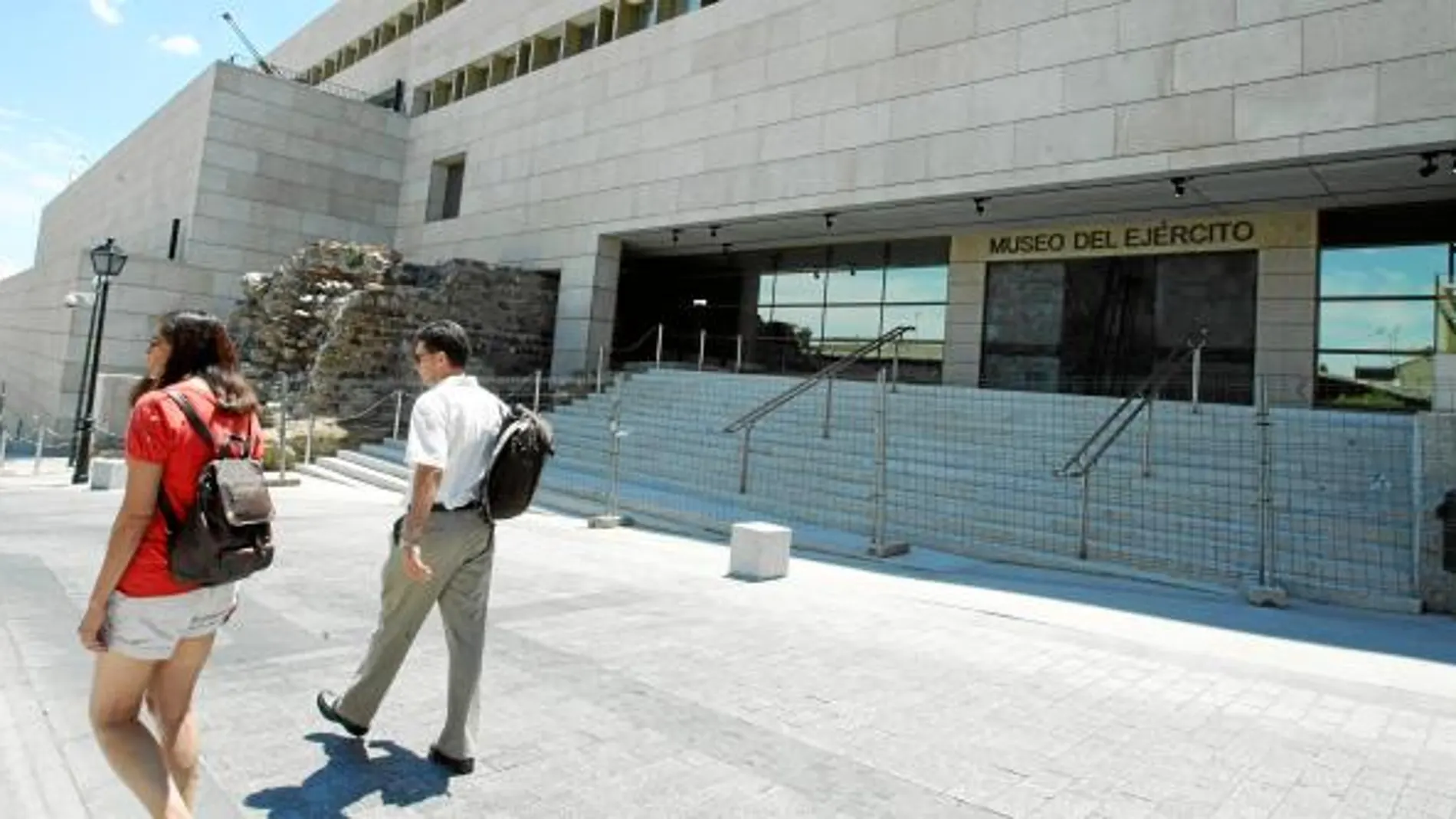Chacón suspende la apertura del Museo del Ejército por el decretazo