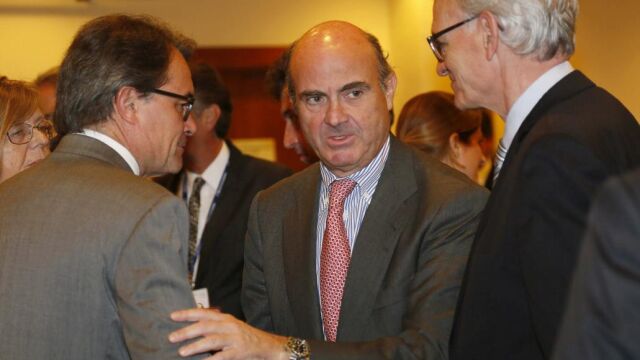 El ministro de Economía y Competividad, Luis de Guindos (c), conversa con el president de la Generalitat, Artur Mas (i), y el presidente del Círculo Economía, Anton Costas (d)