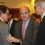 El ministro de Economía y Competividad, Luis de Guindos (c), conversa con el president de la Generalitat, Artur Mas (i), y el presidente del Círculo Economía, Anton Costas (d)
